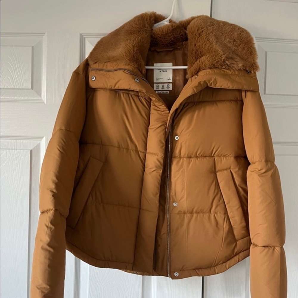 Abercrombie & Fitch elevated mini puffer jacket with Sherpa collar.